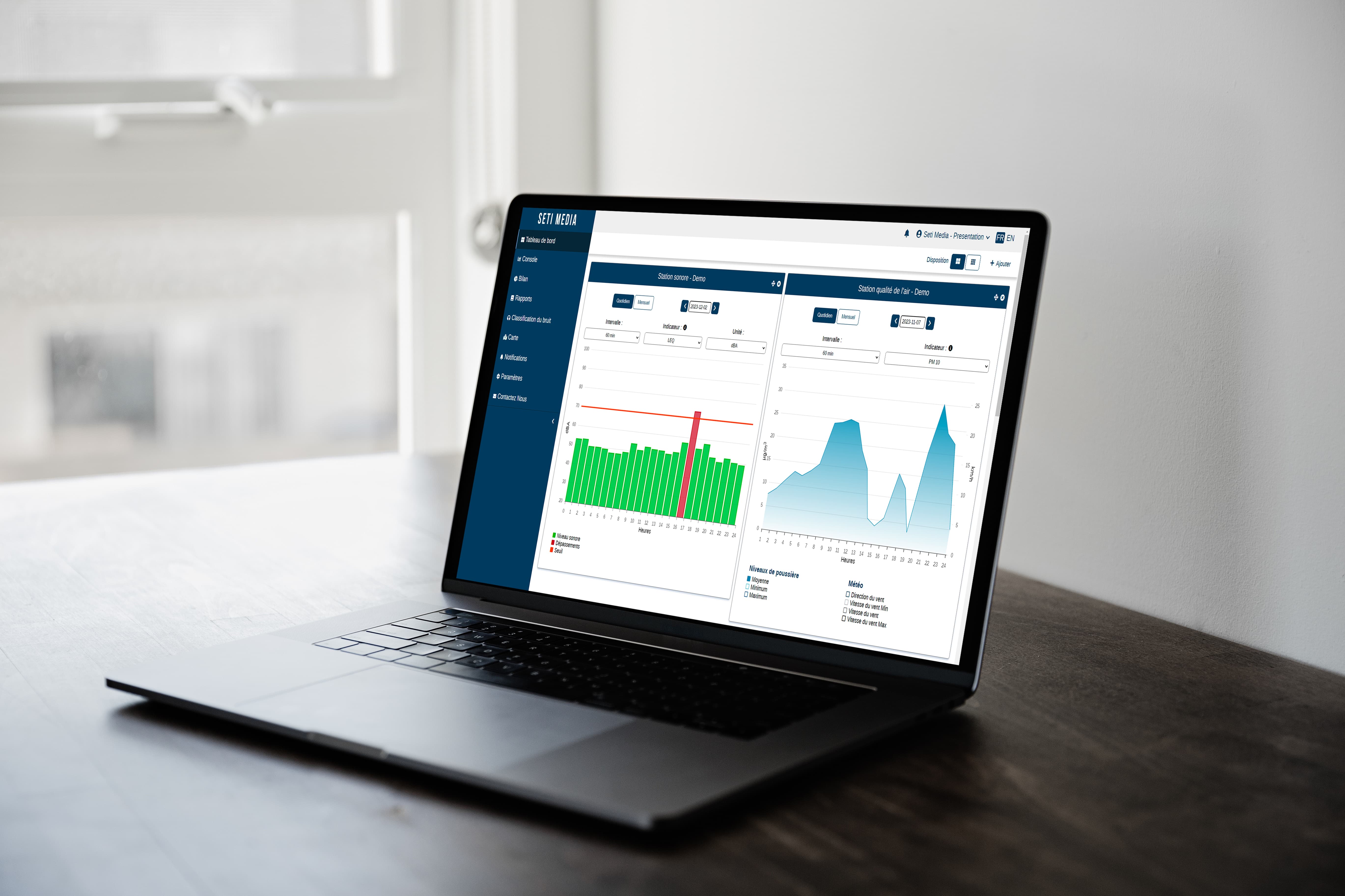 Un ordinateur portable affichant un tableau de bord avec des données environnementales en temps réel sur le bruit, la qualité de l'air et la vibration.